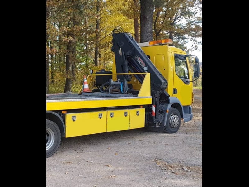 Specializēts evakuators ar krānu aprīkojumu