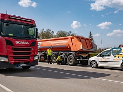 Palīdzība uz ceļa kravas auto