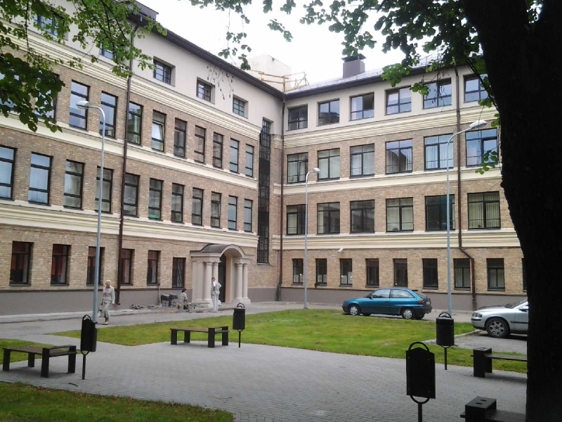 PVC, koka un alumīnija logu un durvju ražošana