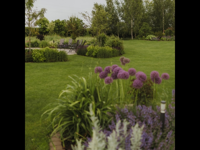 ERBE nodrošina dārza apkopi un teritorijas uzturēšanu