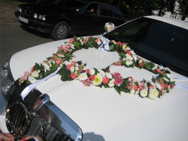 Kāzu auto dekorēšana ar ziediem