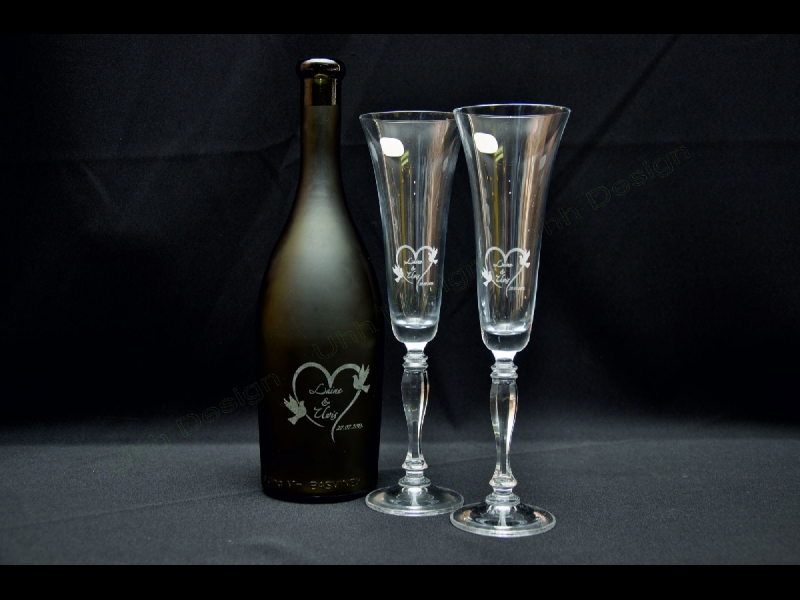 gravēšana kāzu aksesuāri šampaniesa glāzes Liene Uvis pudele.
