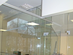 Stikla siena ar durvīm