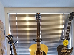 Mūzikas instrumenti, ģitāras, stīgas, bungas, bungu vālītes, mediatori, ģitāru jostas,sintezātori, perkusijas,futrāļi, nošupultis, statīvi, mikrofoni, tumbas, ģitaru pastiprinātāji