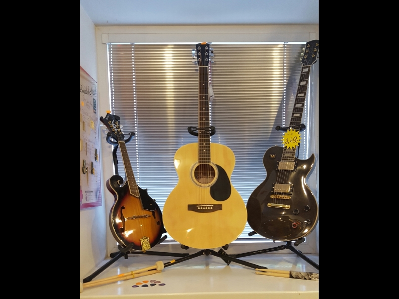 Mūzikas instrumenti, ģitāras, stīgas, bungas, bungu vālītes, mediatori, ģitāru jostas,sintezātori, perkusijas,futrāļi, nošupultis, statīvi, mikrofoni, tumbas, ģitaru pastiprinātāji