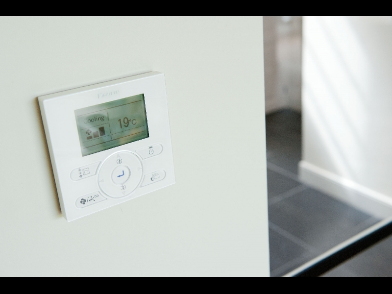 Kondicioniera sienas vadības pults