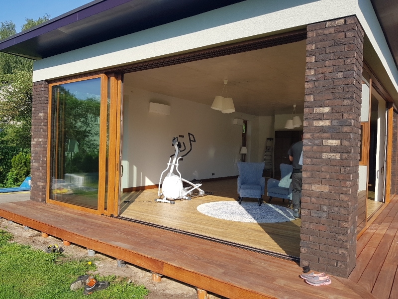 Stikla bīdāmās durvis