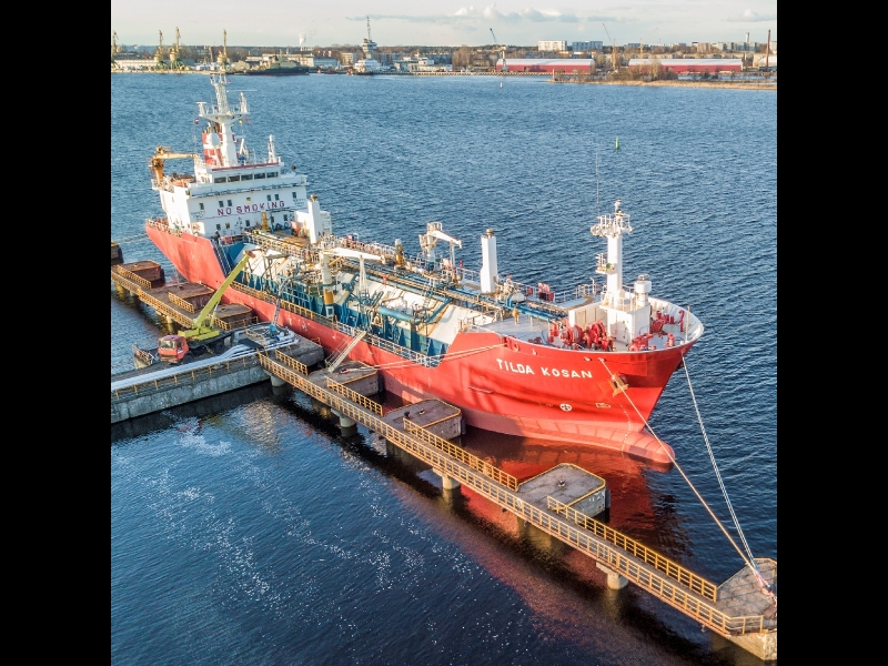 tranzīts, pārkraušana no tankkuģa dzelzceļa cisternās un gāzvedējos, gāzes pārkraušana un glabāšana