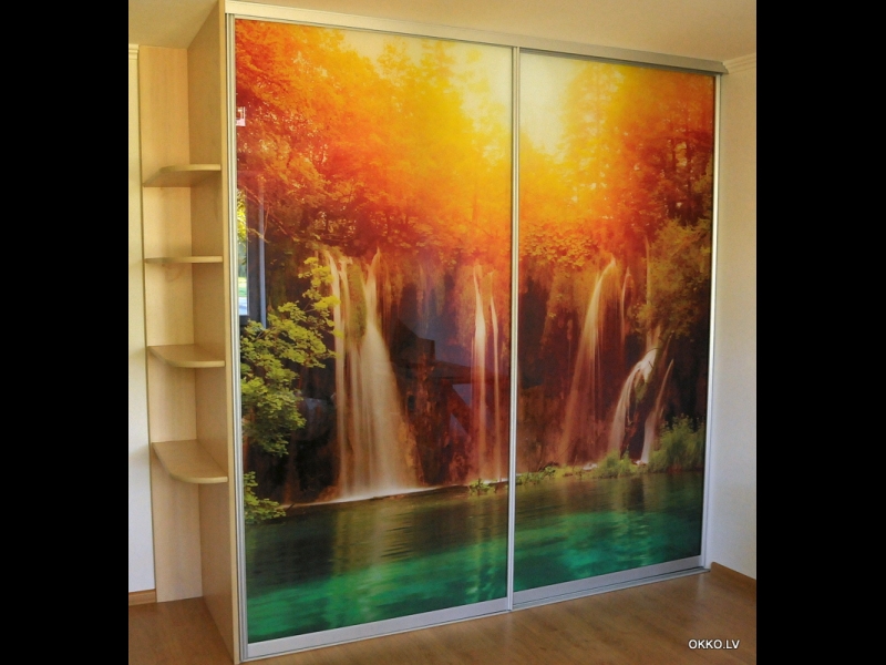 Skapji kupejas sienas skapis