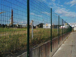 Metināts žogs uz betona atbalsta sienas