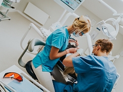 Zobu protezēšana inovatīvajā zobārstniecības klīnikā Rīgā