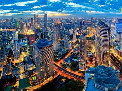 Bangkokas dzīvotspējīgā panorāma ar augstceltnēm un dzīvotspējīgām ielām, kas piedāvā perfektu sajūtu par mūsdienu pilsētas dzīvi un dinamiskiem notikumiem. Pilsēta, kas nekad neguļ!