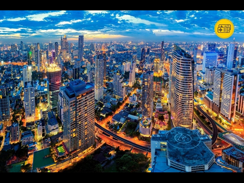 Bangkokas dzīvotspējīgā panorāma ar augstceltnēm un dzīvotspējīgām ielām, kas piedāvā perfektu sajūtu par mūsdienu pilsētas dzīvi un dinamiskiem notikumiem. Pilsēta, kas nekad neguļ!