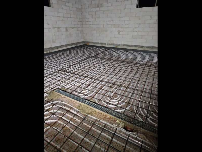 Silto grīdu instalācija