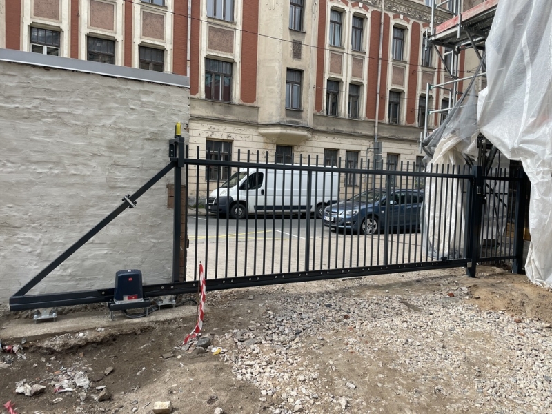 Bidamie varti ar metala trubinu pildijumu