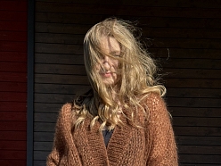 Mīksts, stilīgs džemperis, ko var nēsāt ikdienā ar mājīgumu.