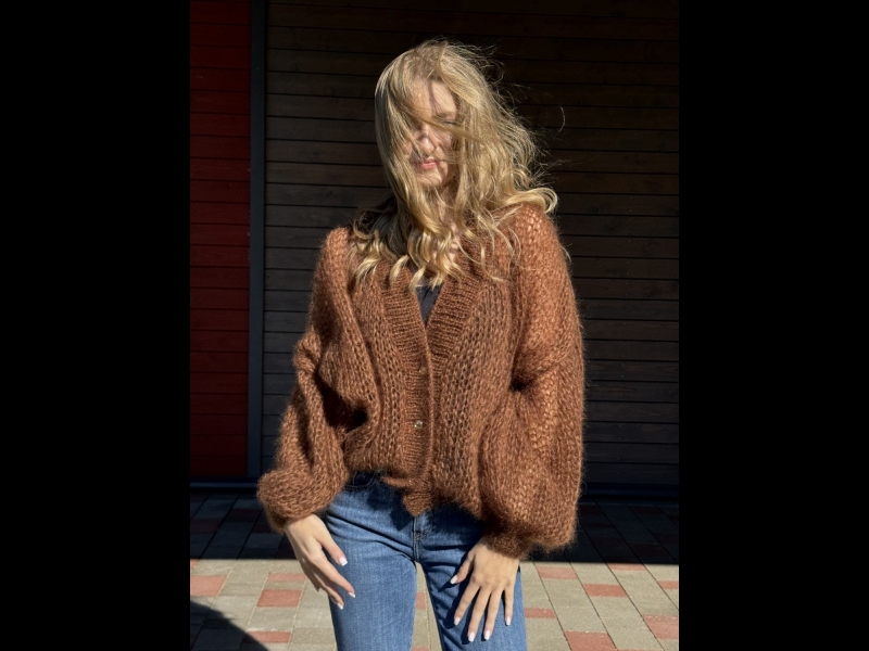 Mīksts, stilīgs džemperis, ko var nēsāt ikdienā ar mājīgumu.