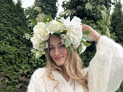 Augstas kvalitātes, roku adīts džemperis.