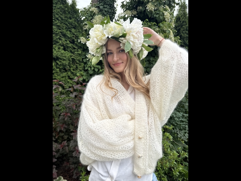 Augstas kvalitātes, roku adīts džemperis.