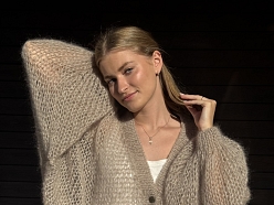 Mīksti, grezni džemperi dažādās pasteļkrāsās.