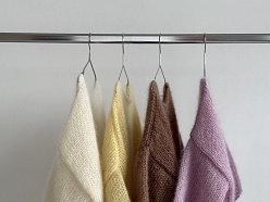 Krāsainu džemperu kolekcija, kas piesaista uzmanību.