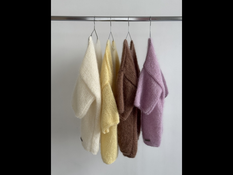 Krāsainu džemperu kolekcija, kas piesaista uzmanību.