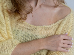 Silts un mājīgs džemperis ar unikālu stilu.