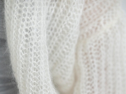 Viegls un stilīgs džemperis, kas rada patīkamu noskaņu.