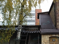 Bitumena viļņoto lokšņu montāža