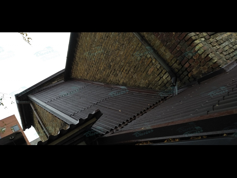 Viļņoto bituma lokšņu montāža