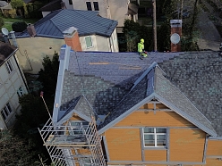 Bitumena šindeļu iekrāšana