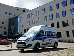 MediSpec specializētais transports pie ārstniecības iestādes — uzticams risinājums pacientu drošai un savlaicīgai nogādāšanai uz izmeklējumiem un procedūrām.