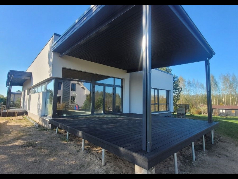 Mūsdienīgas privātmājas būvniecība ar terasi