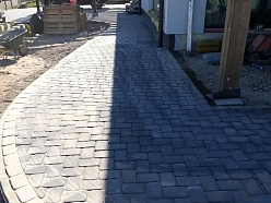 Bruģēts celiņš gar māju