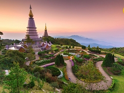 Elpu aizraujošs skats uz Doi Inthanon, augstāko Taizemes kalnu, kas piedāvā majestātiskas ainavas un neskartu dabu, kas iedvesmo un atslābina.