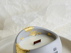 Dabīga vaska svece ģipša traukā ar zelta dekoru