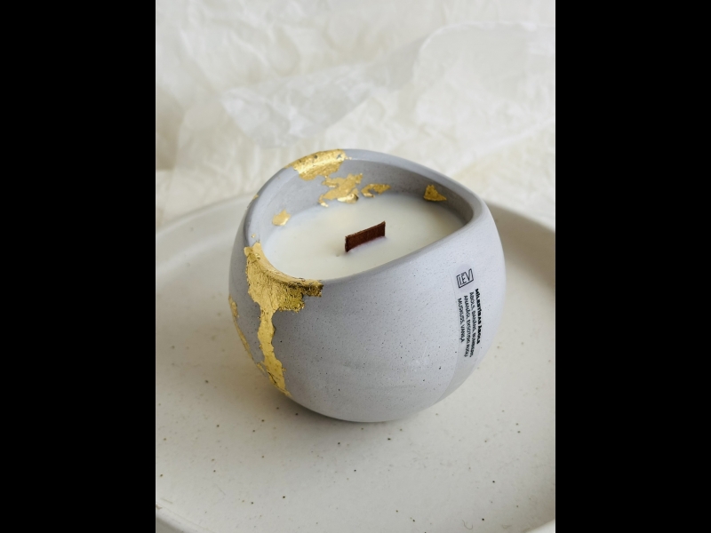 Dabīga vaska svece ģipša traukā ar zelta dekoru