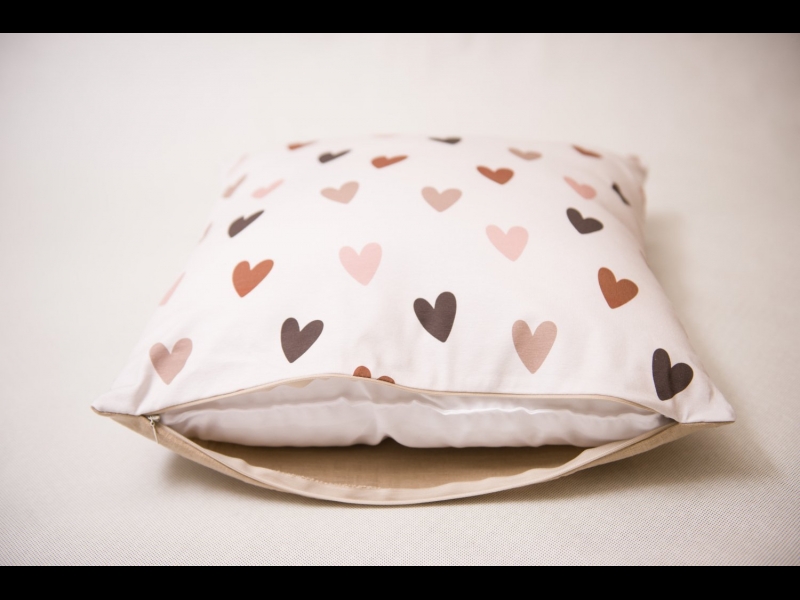 Lina spilvens ar sirsniņu rakstu – dabīgs un stilīgs interjera elements