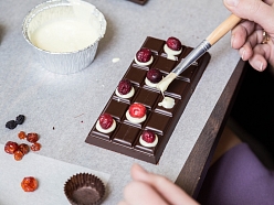 Šokolādes konfekšu dekorēšana