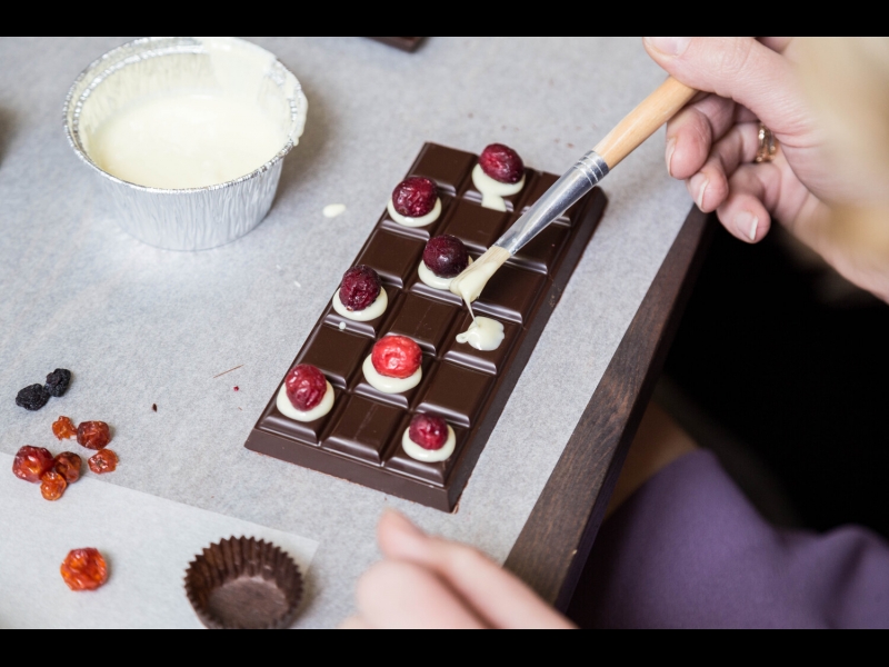 Šokolādes konfekšu dekorēšana