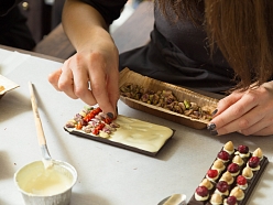 Šokolādes tāfelītes dekorēšana