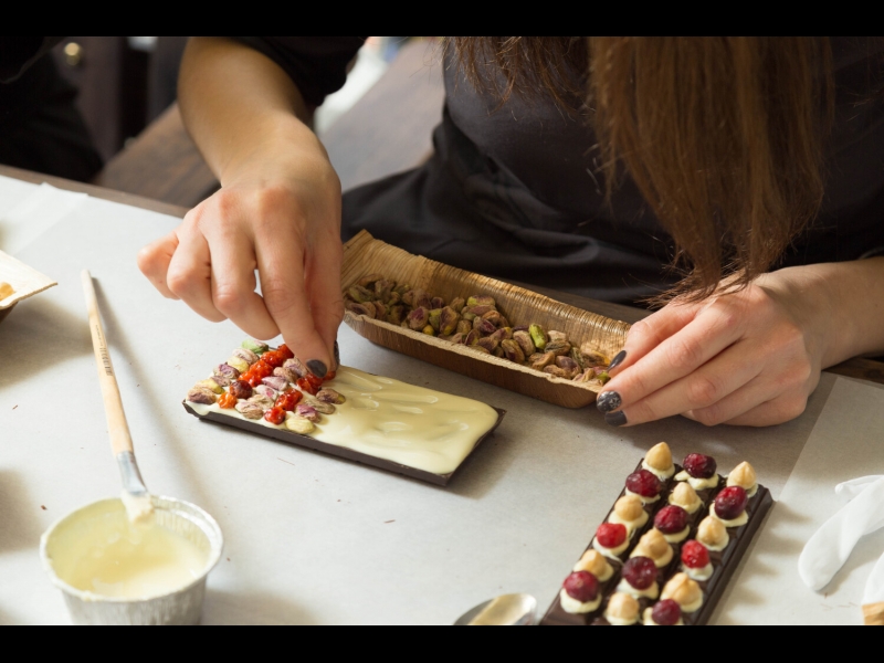 Šokolādes tāfelītes dekorēšana