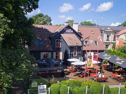 Pastnieka mājas āra terase ir ideāla vieta nesteidzīgai maltītei siltā laikā.