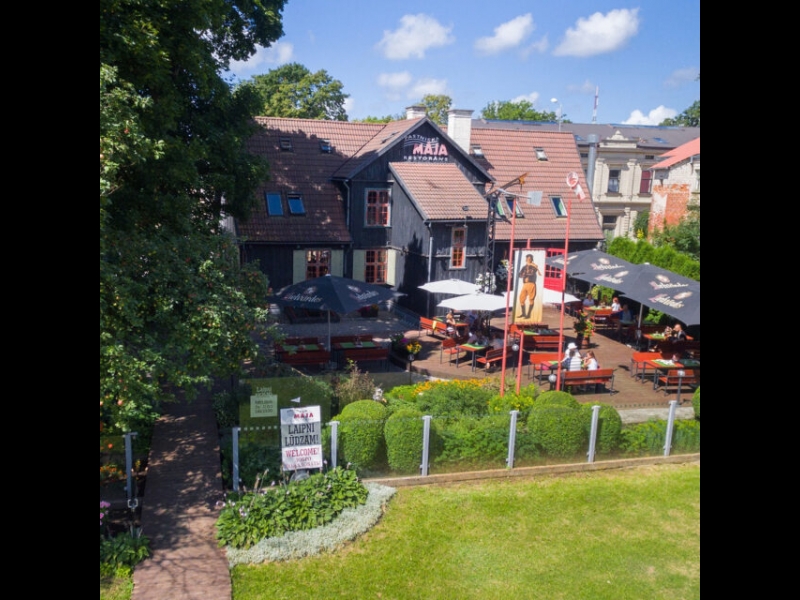 Pastnieka mājas āra terase ir ideāla vieta nesteidzīgai maltītei siltā laikā.