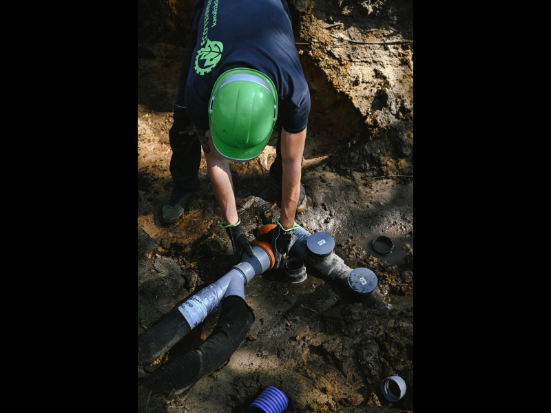 Kanalizācijas cauruļu uzstādīšana