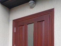 Skaistas koka durvis