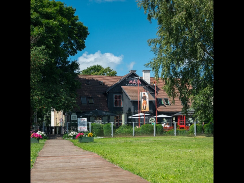 Pastnieka māja atrodas gleznainā vietā ar sakoptu apkārtni, radot patīkamu atmosfēru viesiem.
