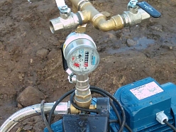 Ūdens sūkņa un spiediena mērītāja tuvplāns