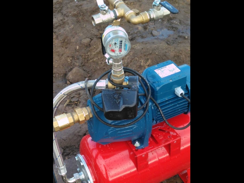 Ūdens sūkņa un spiediena mērītāja tuvplāns