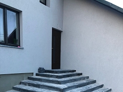 Plašas bruģētas kāpnes ar vairākiem līmeņiem